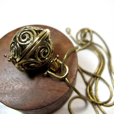 Pendentif bola en laiton et volutes - Mosaik bijoux indiens