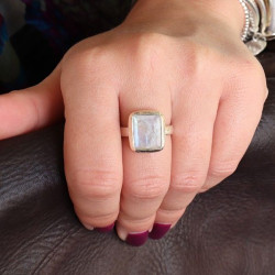 Bague carrée et pierre...