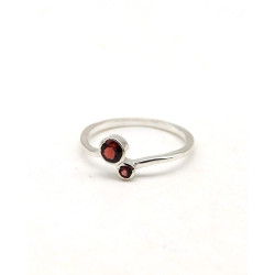 Bague en argent et grenats...