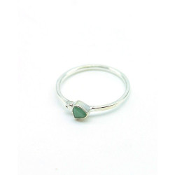 Bague fine et pierre verte...