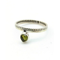 Bague fine pierre verte...