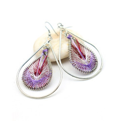 Boucle d'oreille violette...