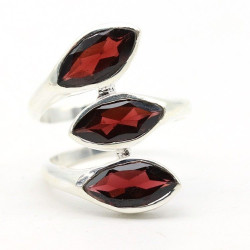 Bague grenat taillé argent...