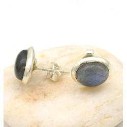 Clous d'oreille ovales...