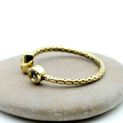 Bague fine dorée pierre...