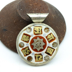 pendentif les yeux du...
