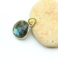 Petit pendentif rond laiton...