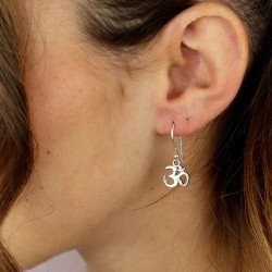 petite boucle d'oreille aum...