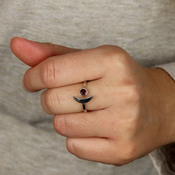 Bague grenat et croissant...