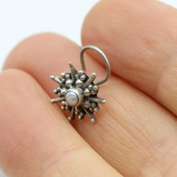 grosse boucle de nez...