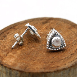 Puce d'oreille triangulaire...