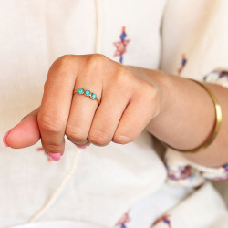 Bague fine dorée pierres...