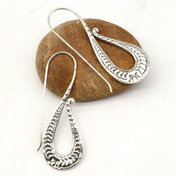 Longue boucle d'oreille...