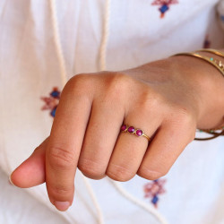 Bague rubis indien dorée -...