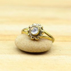 Bague dorée pierre blanche...