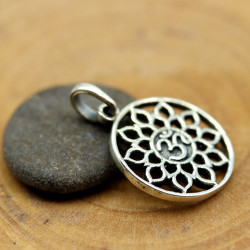 Petit pendentif lotus et...