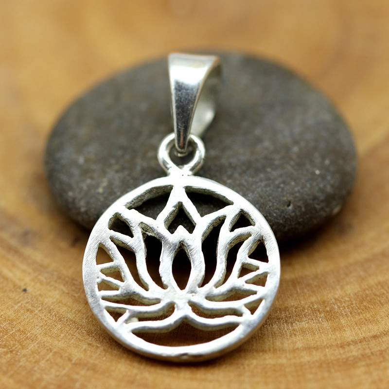 Pendentif lotus rond argent - Mosaik bijoux indiens Pendentif lotus rond argent - Mosaik bijoux indiens