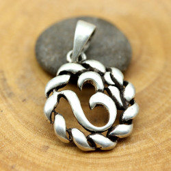 Pendentif Aum rond en...