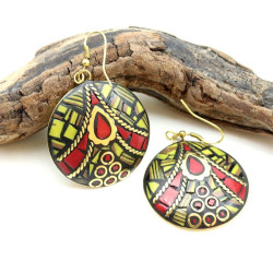 boucle d'oreille jaune et...