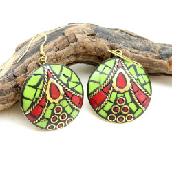 boucle d'oreille rouge et...