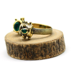 Bague dorée pierres vertes...