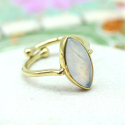 Bague dorée pierre blanche...
