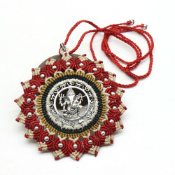 Gros pendentif Ganesh macramé rouge
