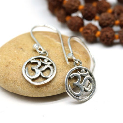 Boucle d'oreille aum argent...