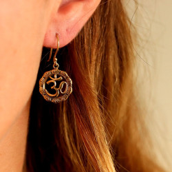 Boucle d'oreille AUM dorée