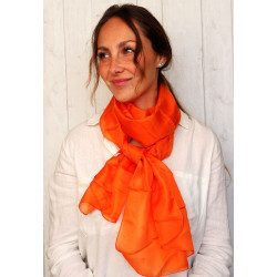 Foulard orange en soie fine...