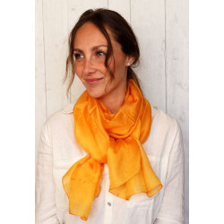 Foulard jaune en soie fine...