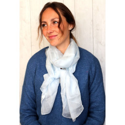 Foulard gris en soie fine...