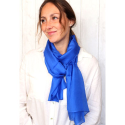 Foulard bleu foncé en soie...