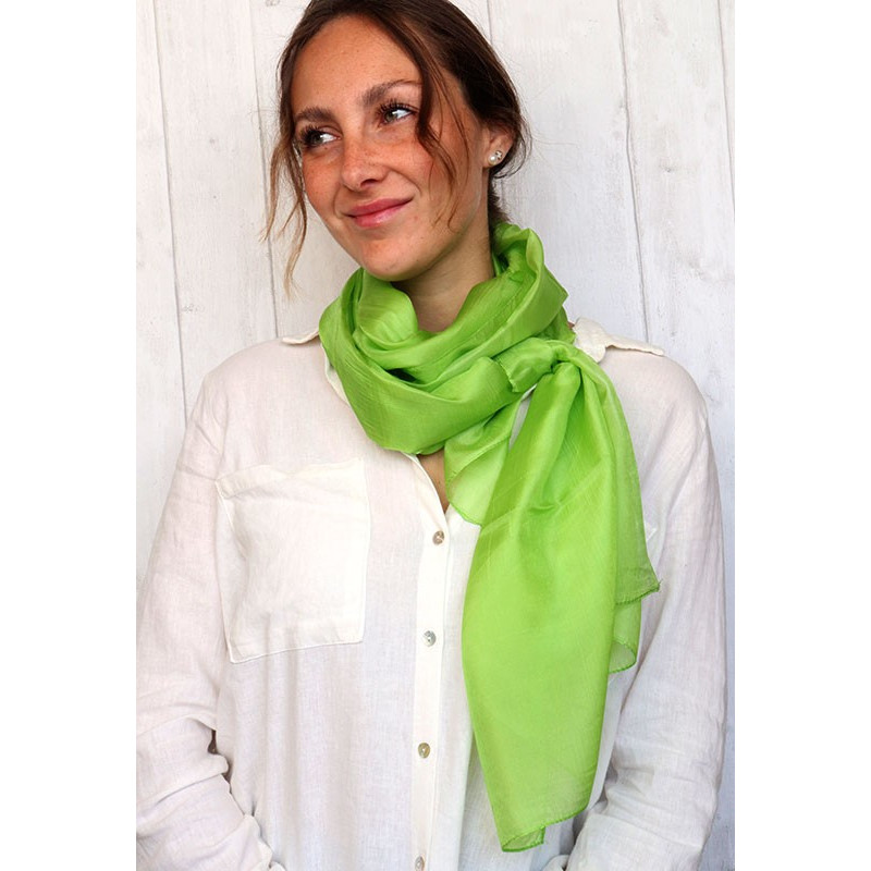 Foulard en soie fine et légère vert pomme - c42