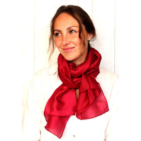 Foulard en soie fine et légère de couleur bordeaux