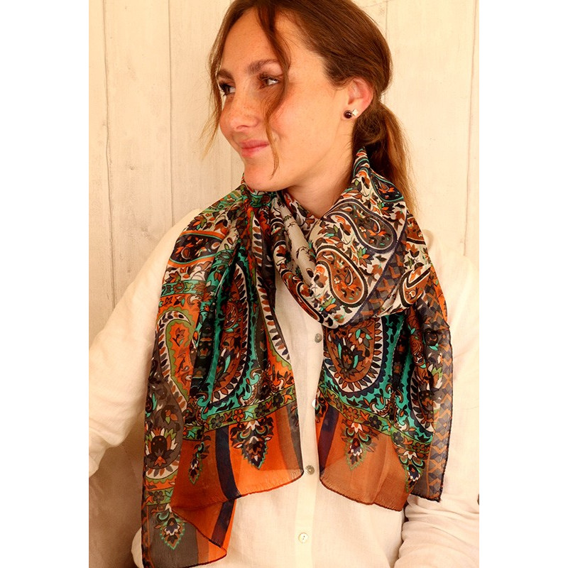 Foulard de soie ethnique à ramages Foulard de soie ethnique à ramages