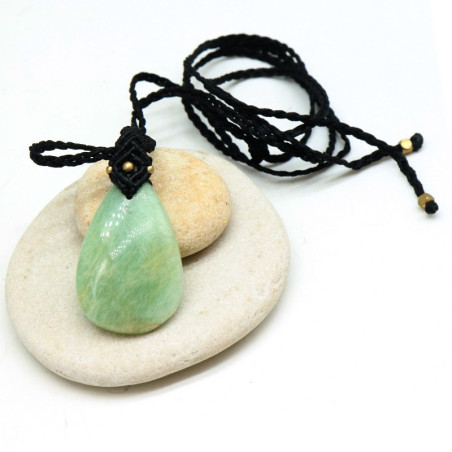 Pierre jade sur cordon noir macramé