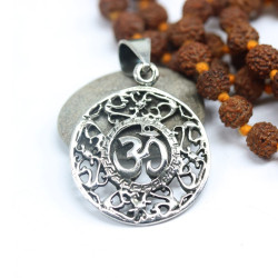 Pendentif Aum rond en...