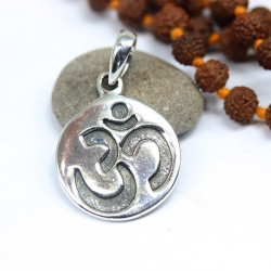 Pendentif Aum rond en...