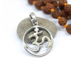 Pendentif rond Aum en...