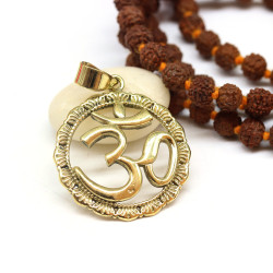 Pendentif Aum rond en...