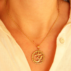 Pendentif doré aum