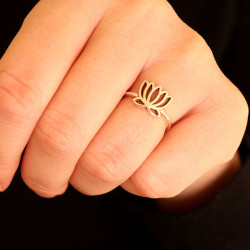 Petite bague fine motif lotus