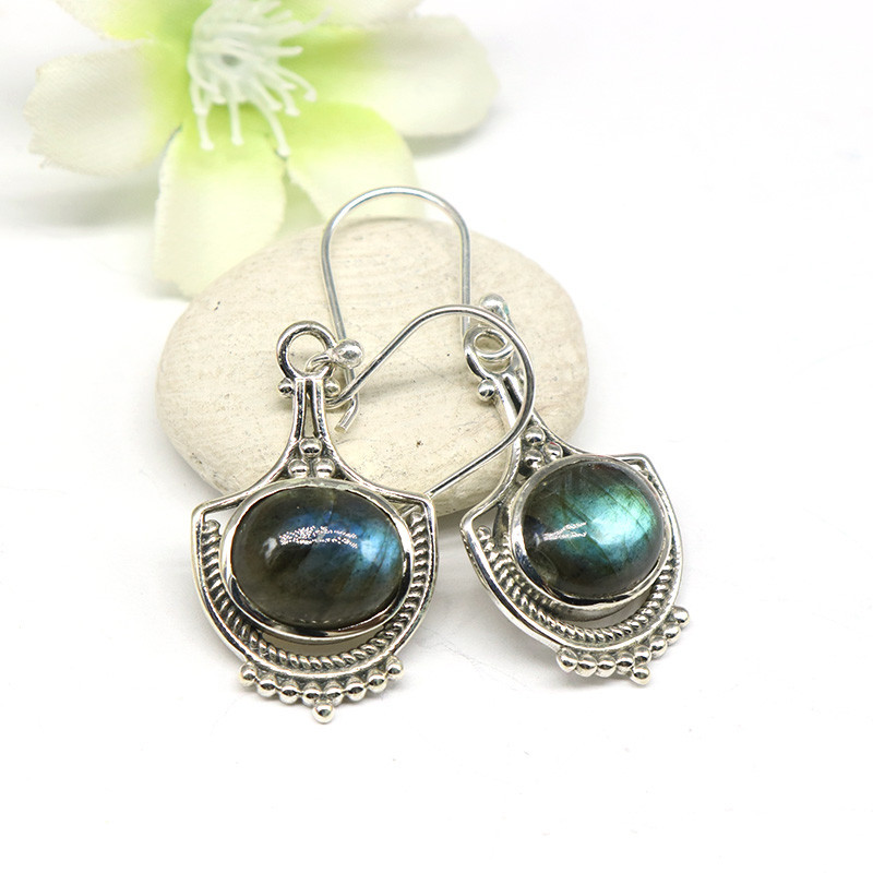 Boucles d'oreille labradorite en argent travaillé Boucles d'oreille labradorite en argent travaillé