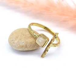 Bague dorée et opale carrée
