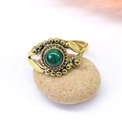 Bague dorée pierre verte...