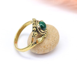 Bague dorée pierre verte...