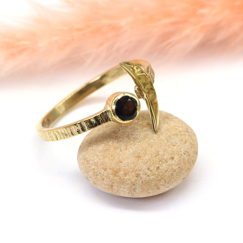 Bague dorée demi lune et pierre noire Bague dorée demi lune et pierre noire