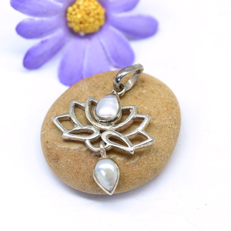 Pendentif fleur de lotus argent et 2 perles Pendentif fleur de lotus argent et 2 perles