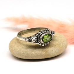Bague argent et péridot taillé